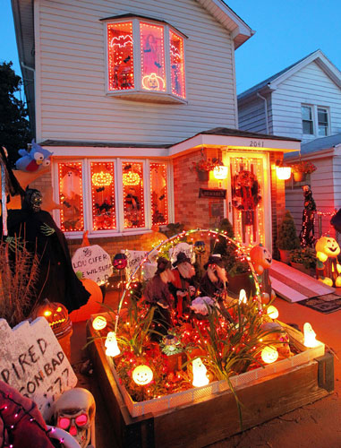 Halloween house happily haunts Mill Basin ‘hood • Brooklyn Paper