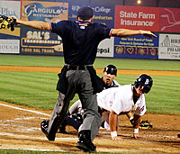 Pennant race heating upBrooks split with Yankees, remain one game in front