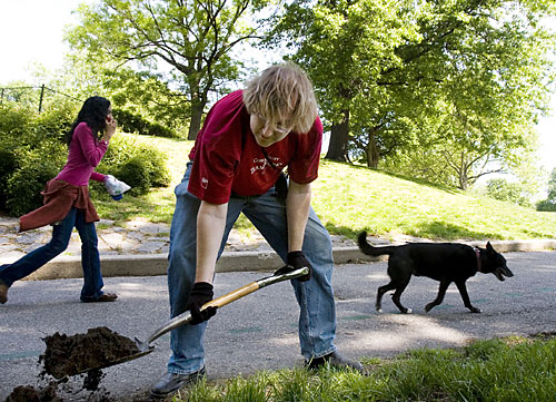 Wall St workers clean up