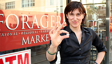 Bag lady: DUMBO grocer wants to phase out plastic waste