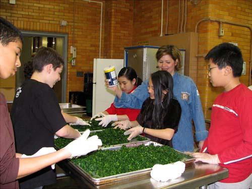 Daisy cooks with Mark Twain students – Television gourmand inspires kid chefs to cook in Coney Island