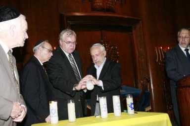 Manhattan Beach Yom Hashoah service