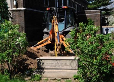 The dead stand in the way of development in Bay Ridge – Bodies are dug up inside ‘Green Church’ yard to make way for demo