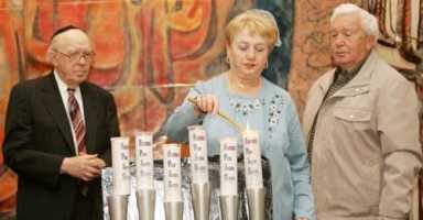 Survivors light candles at Flatbush Pk Jewish ctr.