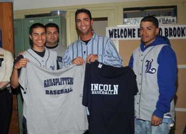Figueroa gets hero’s welcome – Mets star pitcher returns home to halls of Lincoln H.S.