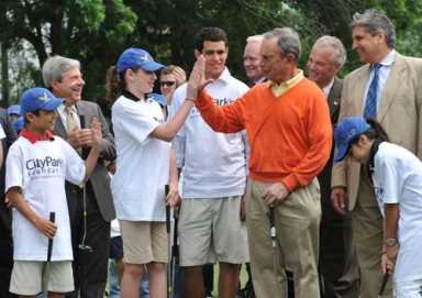 It’s ‘tee time’ for Bloomy in Brooklyn – Mayor helps kick off Junior Golf Center festivities