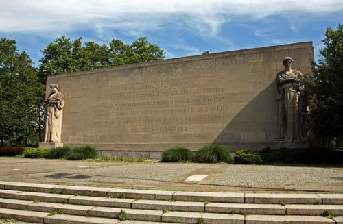Veterans hold lone vigil at WW II memorial – Old soldiers warn that Memorial Day is losing its meaning