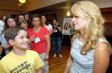 ‘Army Wives’ take command – TV celebrities visit Walter Reed Army Medical Center