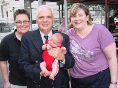 Fighting crime, one hot dog at a time – Greenpoint cops and residents team up to show criminals who’s boss