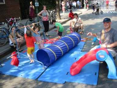 Taking over the streets in Billyburg – First installment of Williamsburg Walks, a car-free Bedford Ave., deemed a success