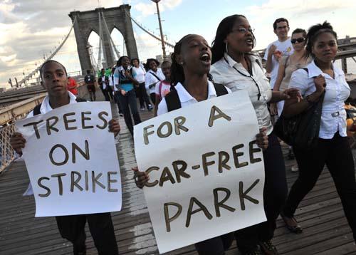 Teens demand car-free park – March over Brooklyn Bridge to oust traffic