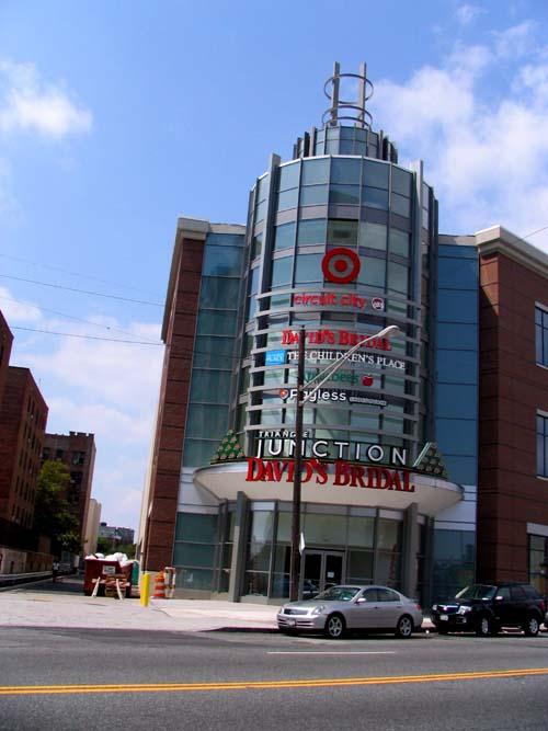 Circuit City opens at Junction Mall – Electronics giant joins Target in opening its doors to shoppers