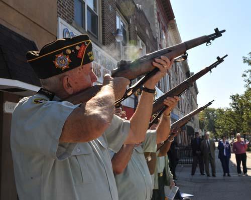 Solemn salute to war heroes