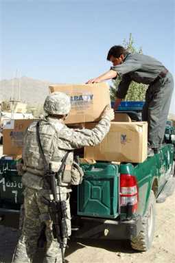 Military families donate kid clothes