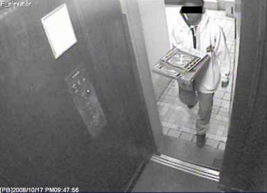 Camera captures deliveryman’s graffiti attack!