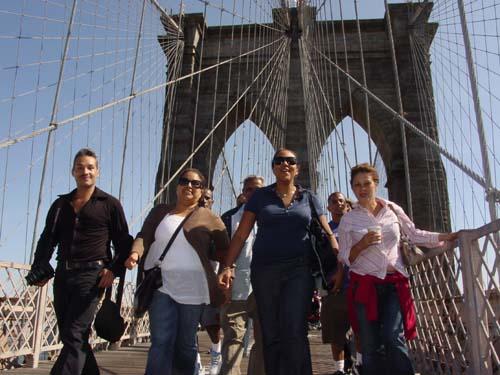 AIDS activists on the move – Hundreds march over the Brooklyn Bridge