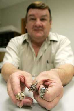 Brooklyn treasure hunters fight back – Members of metal detection clubs fight park ban