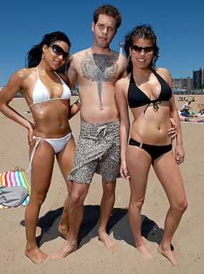 It must be summer — there are lots of people wearing nothing! (Click now!)