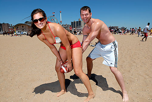 It must be summer — there are lots of people wearing nothing! (Click now!)