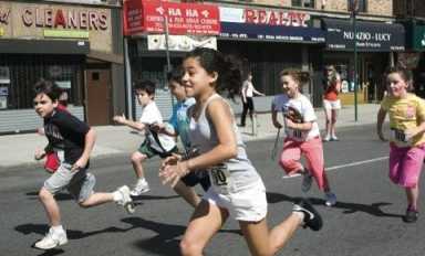 Big crowds cheer on pintâˆ’sized runners
