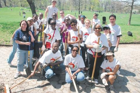 Grimeâˆ’busters volunteer to sweep through park