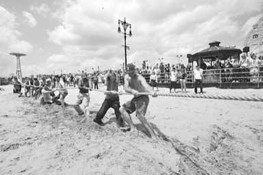 Tugâˆ’ofâˆ’War ‘pulls’ in volunteers