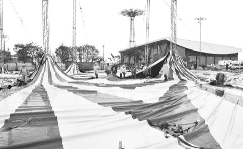 Despite rain, Boomâˆ’Aâˆ’Ring big top rises in Coney Island