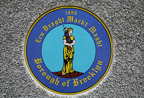 ‘Sealed’ with a kiss! Breukelen man does Brooklyn a big favor