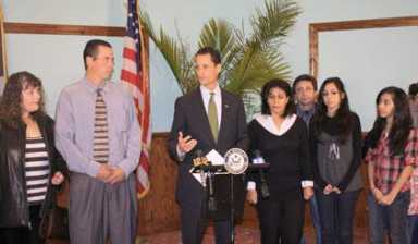 Weiner reunites hero with family he saved from Sheepshead Bay