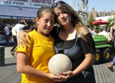 Brooklyn volleyball novices shock Citywide tourneyn