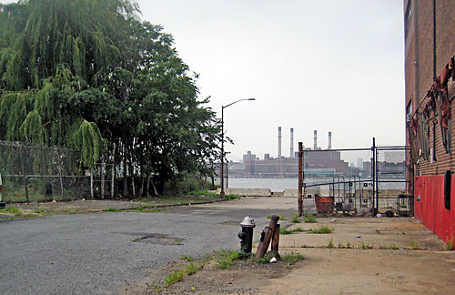 Gates of wrath! Greenpoint fights illegal fences along waterfront