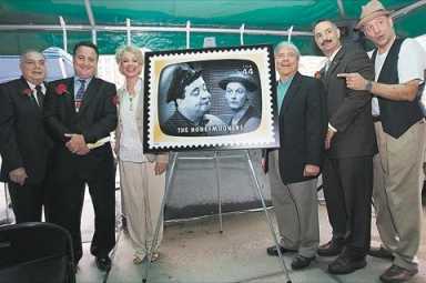 Honeymooners come to Brooklyn to unveil new stamp