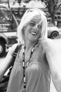 Tanning bed fans shrug off cancer risk