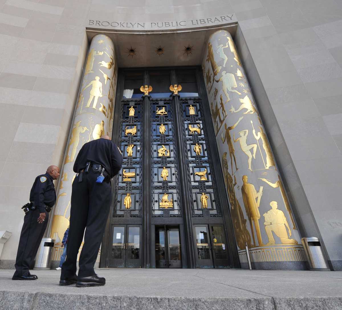 Quarreling couple force cops into turkey trot