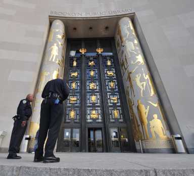 Quarreling couple force cops into turkey trot