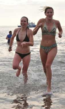 Stay frosty: Polar bears plunge into 2010