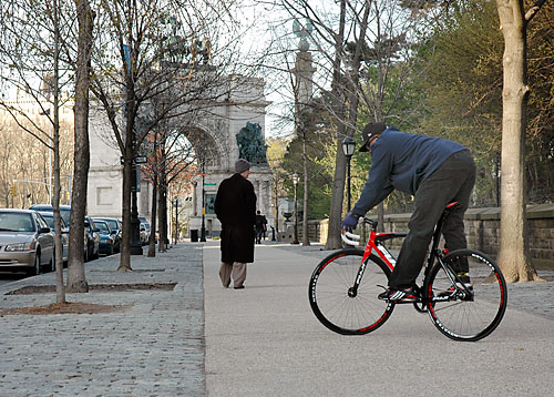 City rolls out two-way bike lane on Prospect Park West