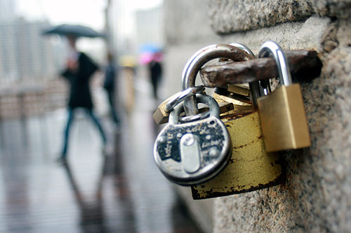 That’s amore! But lovers’ locks are littering the Brooklyn Bridge