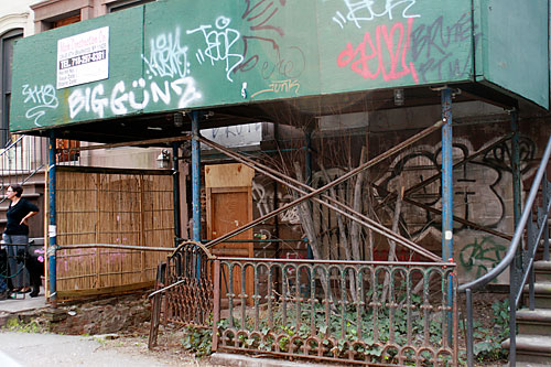 Brownstone battle! Neighbors want to save decrepit building — from its owner!