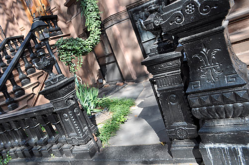 Metalheads! Thieves stealing antique gates off brownstone fences