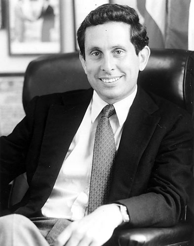 Stephen Solarz, longtime Brooklyn congressman, is dead at 70