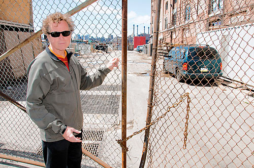 City suit: Tear down this fence!