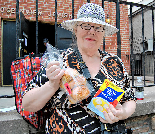 Shorefront food drive kicks of Rosh Hashanah in Brighton Beach
