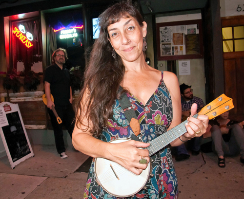 Uke lovers unite! Musician hosts sing-along at Freddy’s bar