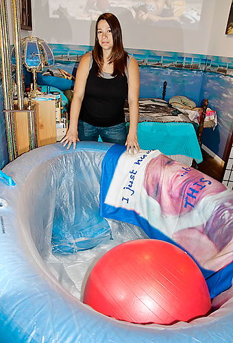 Crowning achievement! Artist will give live birth in a gallery