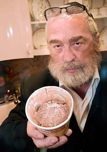 Ice creamed! Woman finds dime in a pint of HÃ¤agen-Dazs