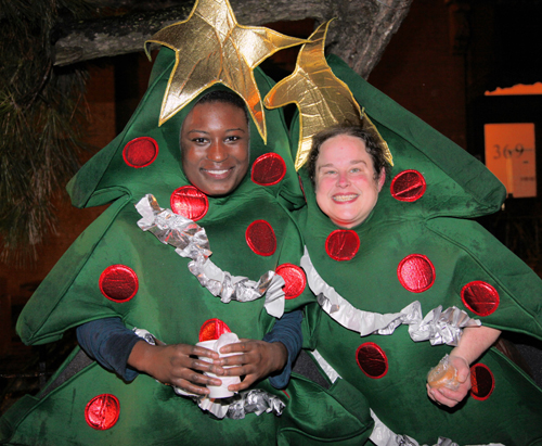 That’s so ’snice! BID holds tree lighting at Fifth Ave. cafe