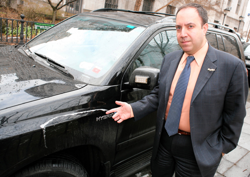 Beep, beep! Markowitz’s official SUV attacked!