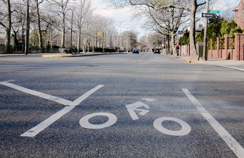 Feuding Manhattan Beachers unite — over hated bike lane!