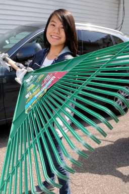 Students pitch in at Bensonhurst cleanup